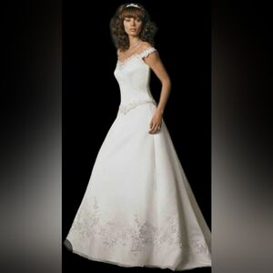 Elegant White Casablanca Wedding Dress Size 4